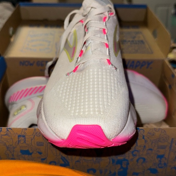 Selling these Brookes only wore them twice … - Picture 4 of 7